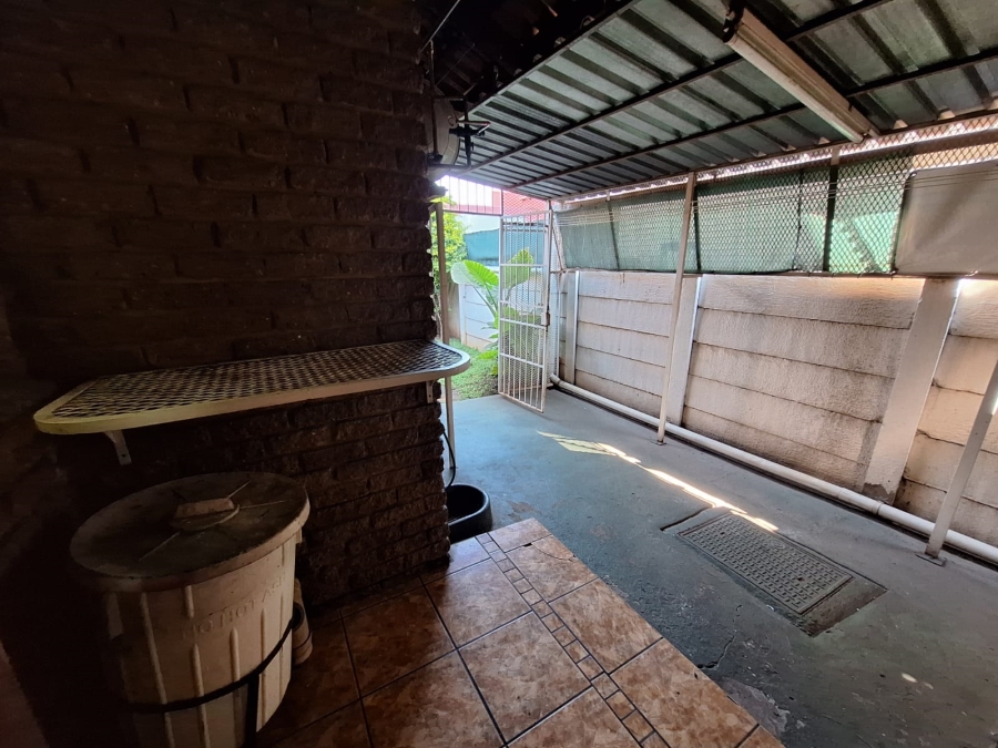 2 Bedroom Property for Sale in Lower Bo-dorp North West